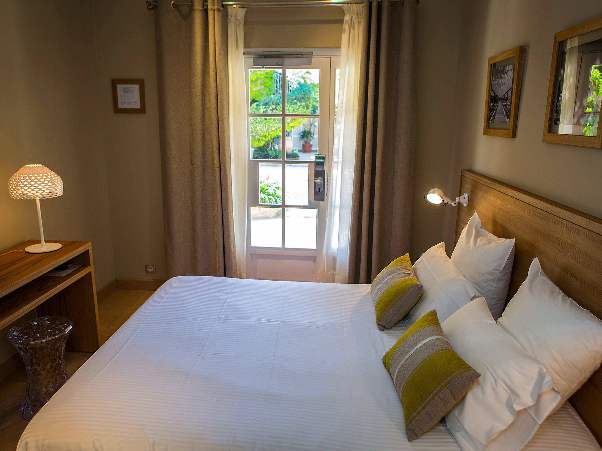 lit 2 places vue sur la parte d'entrée et le jardin