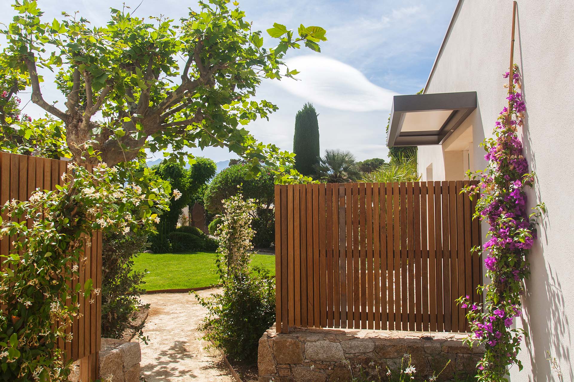 vue de l'entrée du jardin de l'hotel